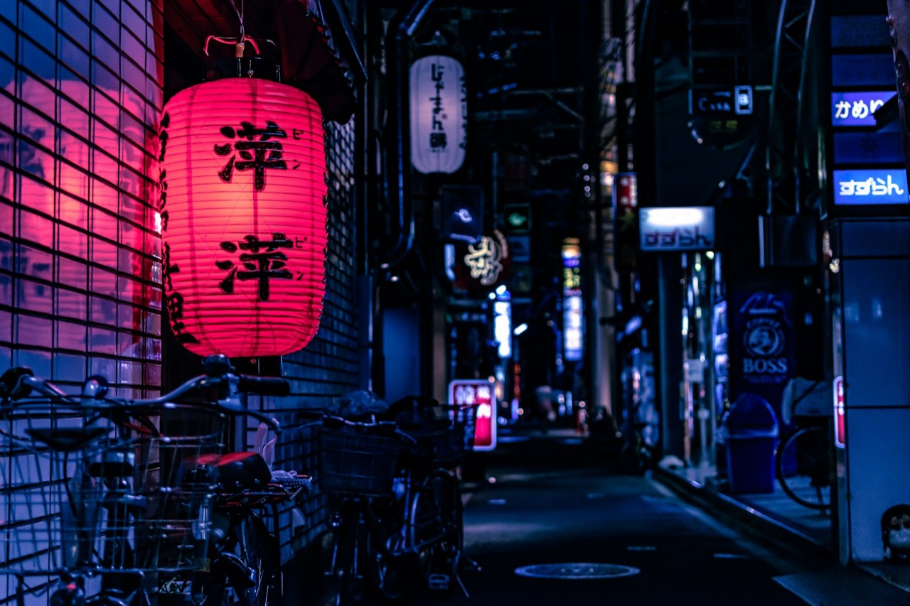 Lanterne rouge dans une ruelle japonaise, le soir